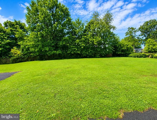 10 W BUTLER AVE, Doylestown, PA 18901