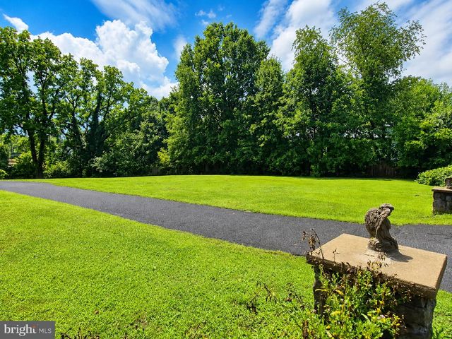 10 W BUTLER AVE, Doylestown, PA 18901
