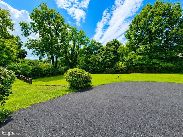 10 W BUTLER AVE, Doylestown, PA 18901