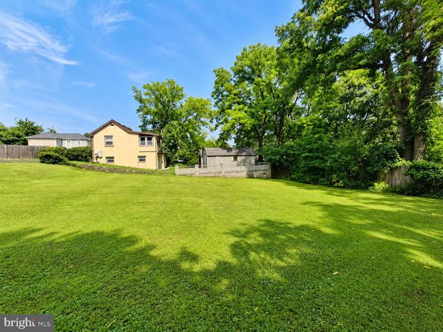 10 W BUTLER AVE, Doylestown, PA 18901
