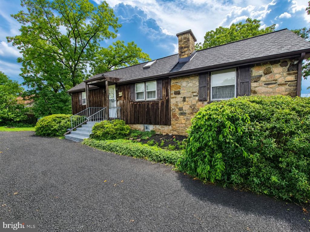 10 W BUTLER AVE, Doylestown, PA 18901