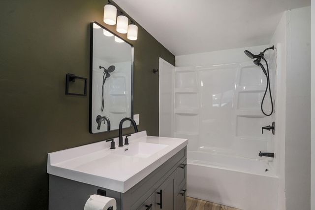 1014 N Dickerson Avenue, Springfield, MO 65803