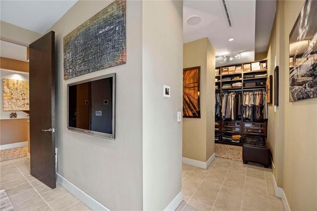 229 Ward Parkway 1001B, Kansas City, MO 64112