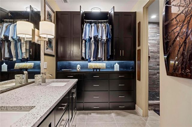 229 Ward Parkway 1001B, Kansas City, MO 64112