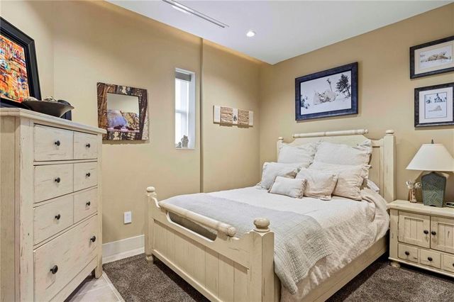 229 Ward Parkway 1001B, Kansas City, MO 64112