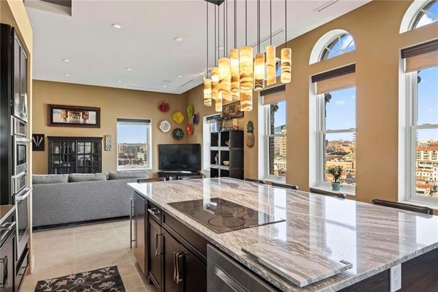 229 Ward Parkway 1001B, Kansas City, MO 64112