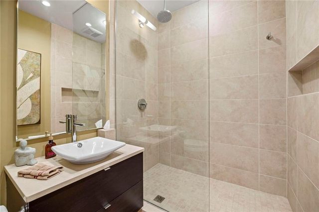 229 Ward Parkway 1001B, Kansas City, MO 64112