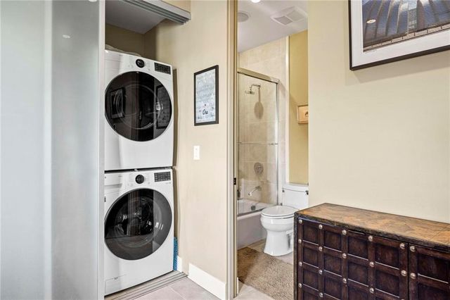 229 Ward Parkway 1001B, Kansas City, MO 64112