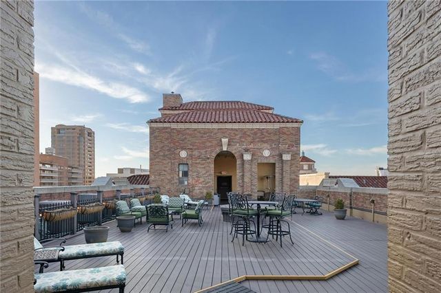 229 Ward Parkway 1001B, Kansas City, MO 64112