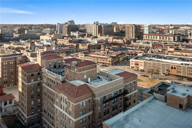 229 Ward Parkway 1001B, Kansas City, MO 64112