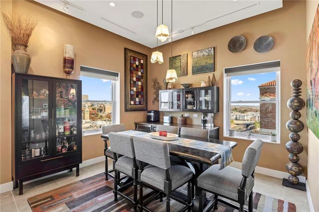 229 Ward Parkway 1001B, Kansas City, MO 64112