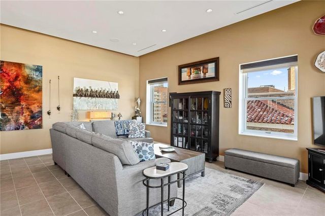 229 Ward Parkway 1001B, Kansas City, MO 64112