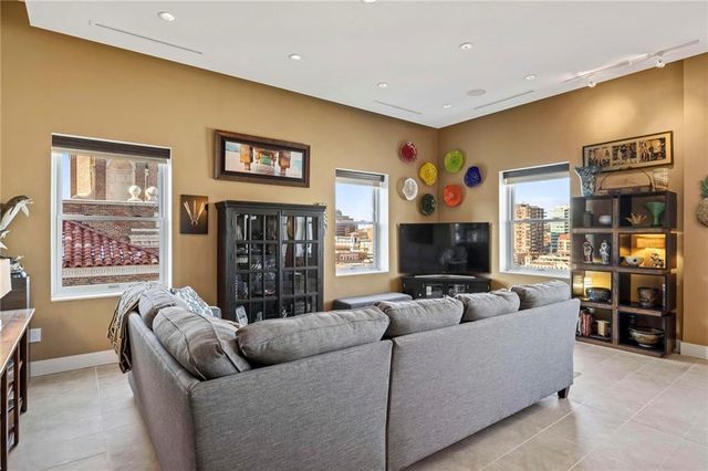 229 Ward Parkway 1001B, Kansas City, MO 64112