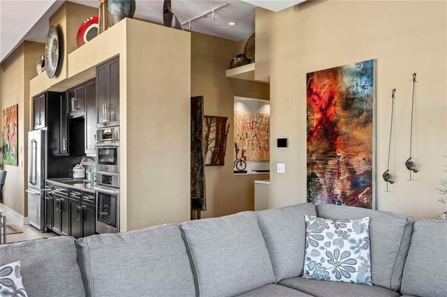 229 Ward Parkway 1001B, Kansas City, MO 64112