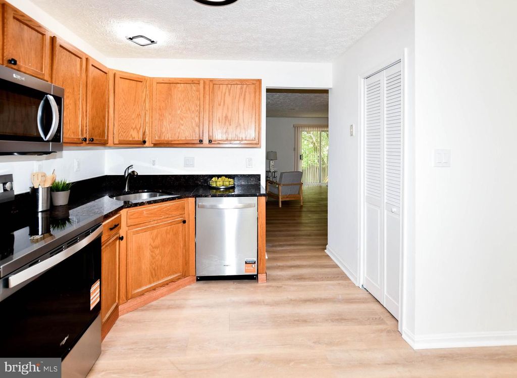 Image 4 of property listing at 6907 WILDROSE CT, District Heights, MD 20747