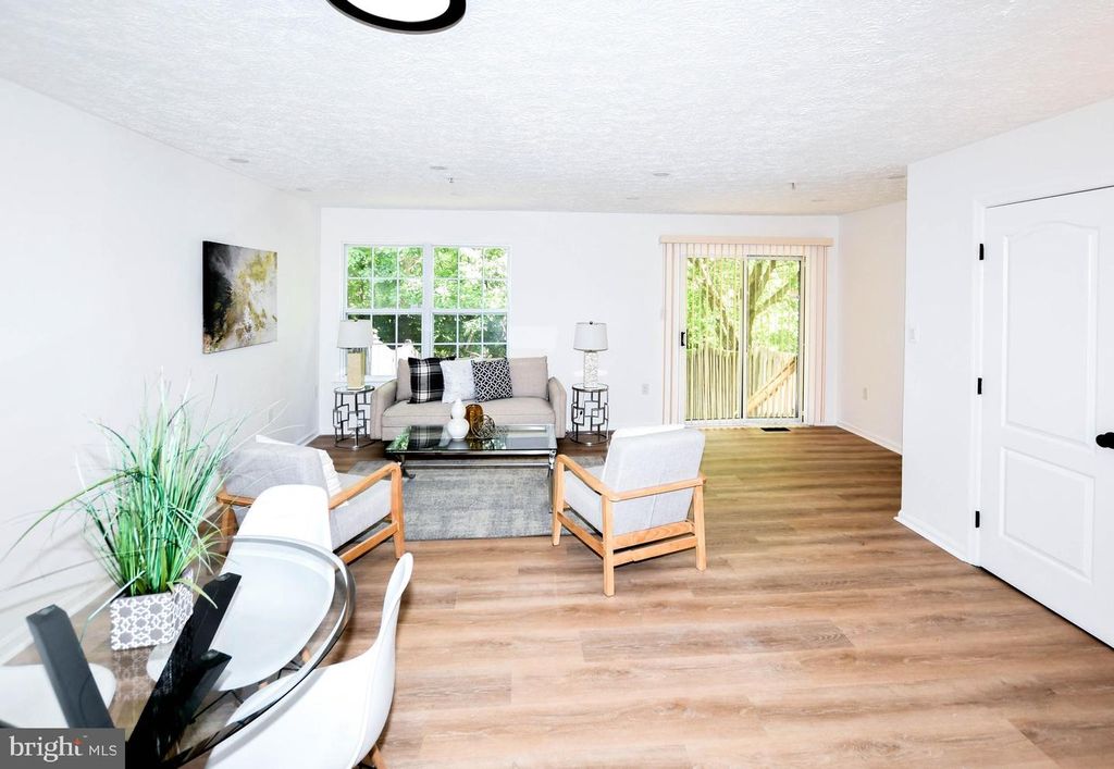 Image 6 of property listing at 6907 WILDROSE CT, District Heights, MD 20747