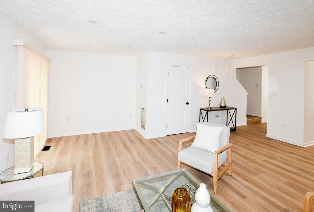 Image 11 of property listing at 6907 WILDROSE CT, District Heights, MD 20747