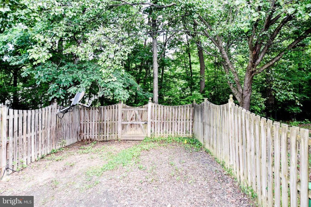 Image 17 of property listing at 6907 WILDROSE CT, District Heights, MD 20747