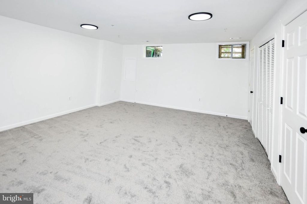 Image 24 of property listing at 6907 WILDROSE CT, District Heights, MD 20747