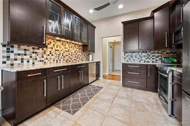 2460 Fenton Creek Lane, Fenton, MI 48430