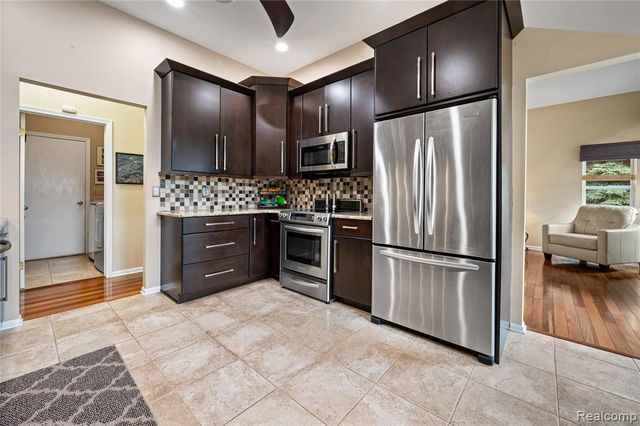 2460 Fenton Creek Lane, Fenton, MI 48430