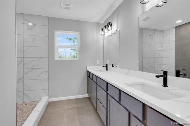 6058 Woodridge Lane, Grand Blanc, MI 48439