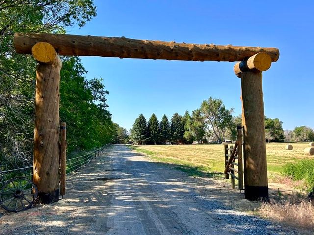 1002 Lane 11 1/2, Powell, WY 82435