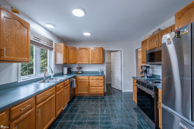 8201 Fountain View Drive, Flushing, MI 48433