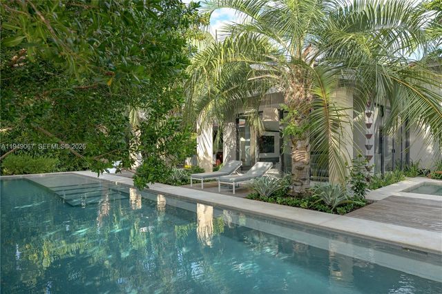 6840 Sunrise Pl, Coral Gables, FL 33133