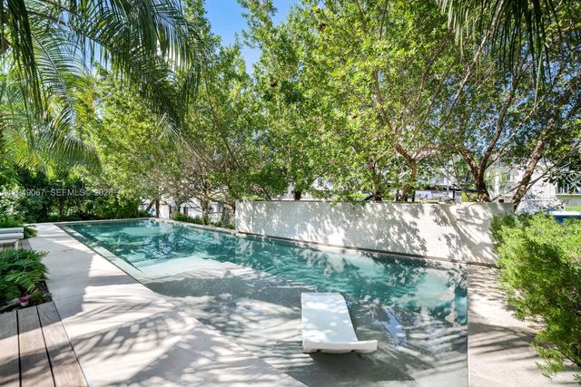 6840 Sunrise Pl, Coral Gables, FL 33133