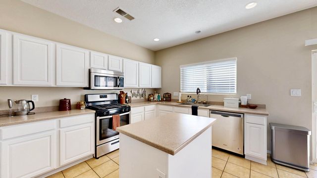 2811 Porto Street SW, Albuquerque, NM 87121