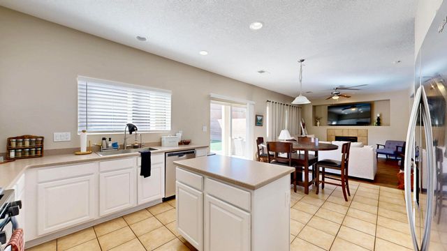 2811 Porto Street SW, Albuquerque, NM 87121