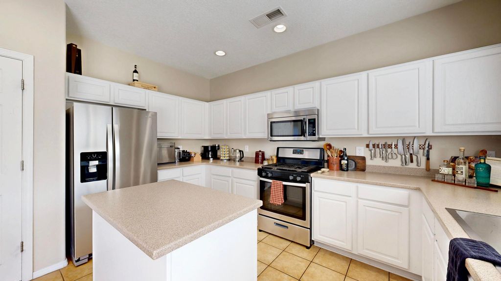 Image 13 of property listing at 2811 Porto Street SW, Albuquerque, NM 87121