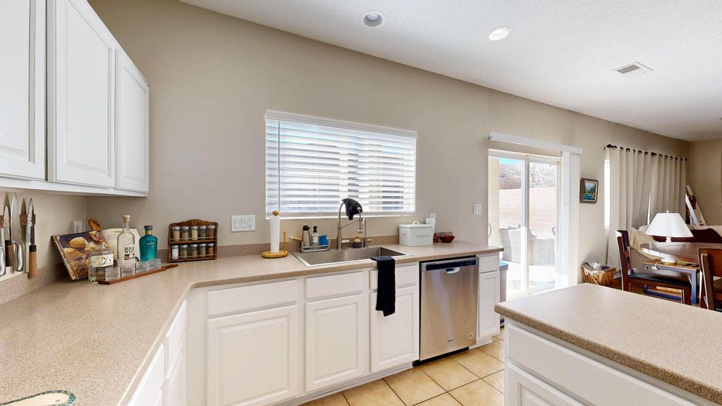 Image 15 of property listing at 2811 Porto Street SW, Albuquerque, NM 87121