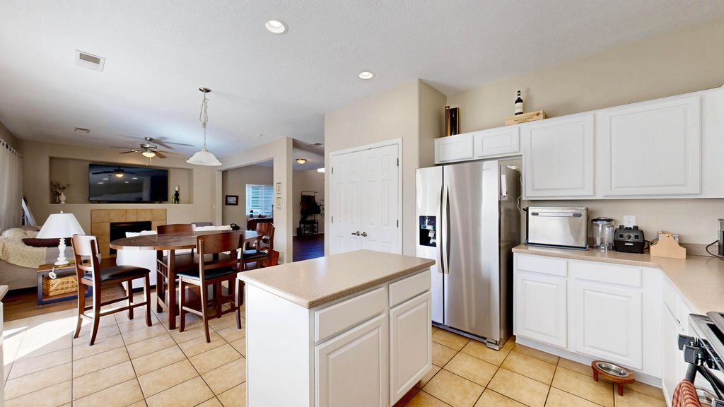 Image 16 of property listing at 2811 Porto Street SW, Albuquerque, NM 87121