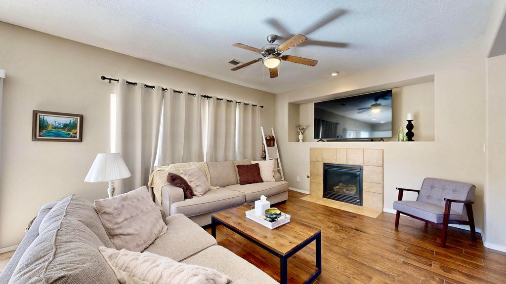 Image 6 of property listing at 2811 Porto Street SW, Albuquerque, NM 87121