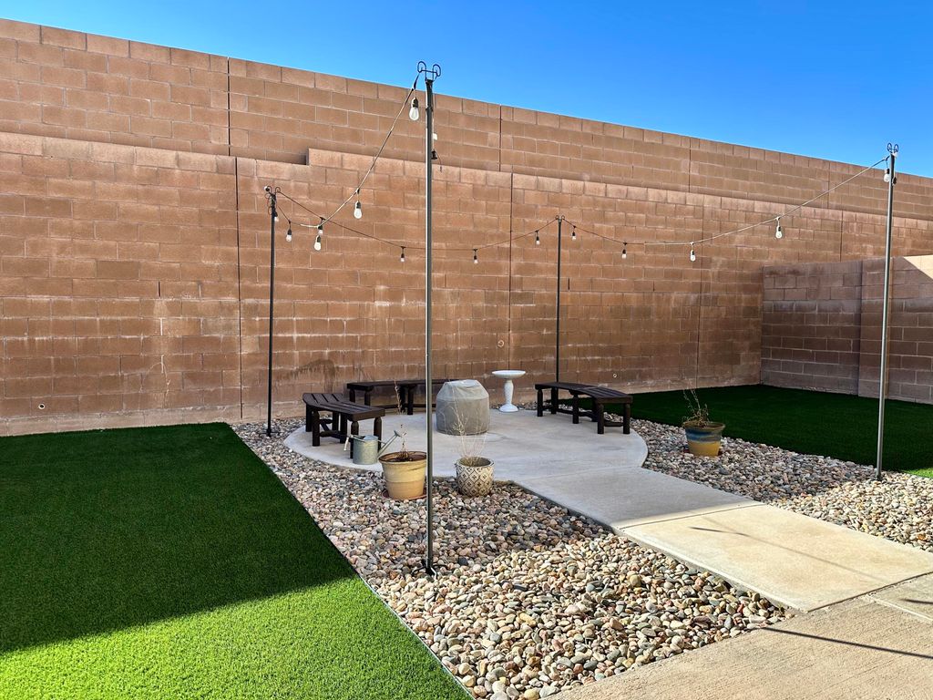 Image 65 of property listing at 2811 Porto Street SW, Albuquerque, NM 87121