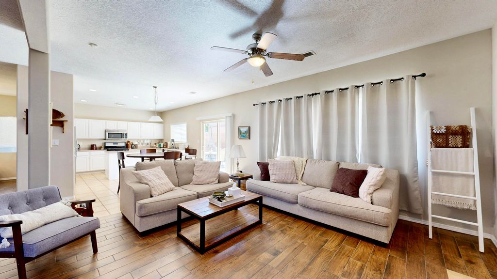 Image 7 of property listing at 2811 Porto Street SW, Albuquerque, NM 87121