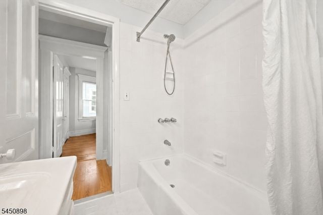 888 Lake St, Newark City, NJ 07104