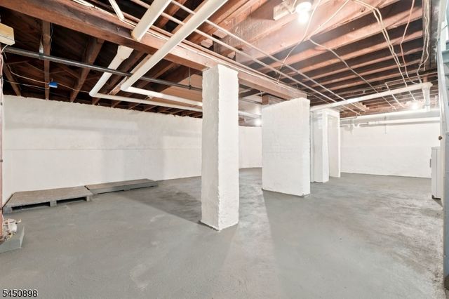 888 Lake St, Newark City, NJ 07104