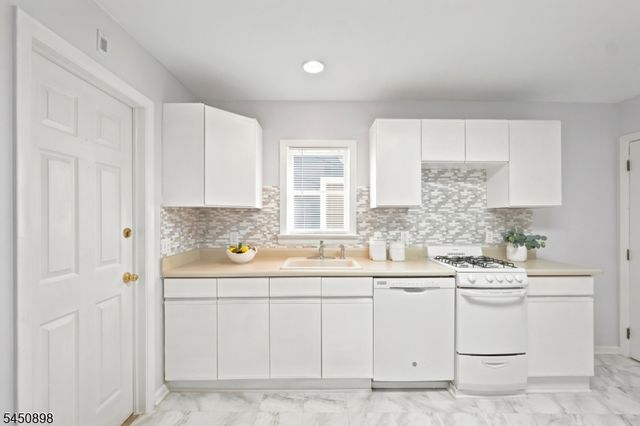 888 Lake St, Newark City, NJ 07104