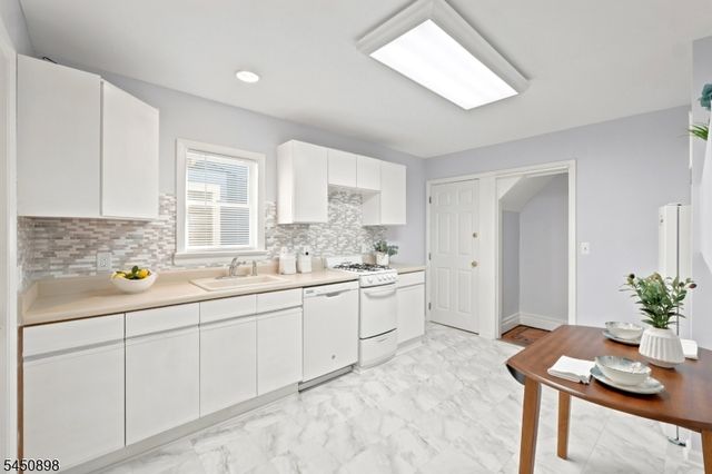 888 Lake St, Newark City, NJ 07104