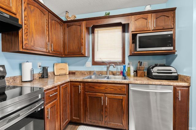 12030 Breezy Knoll Court, Fort Wayne, IN 46818