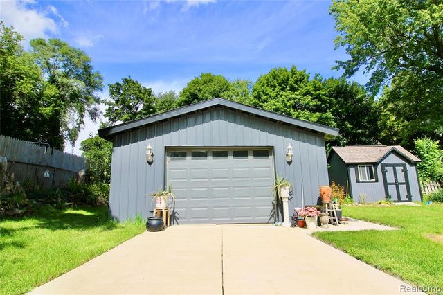 16204 Seymour Road, Linden, MI 48451