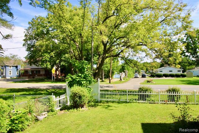 16204 Seymour Road, Linden, MI 48451