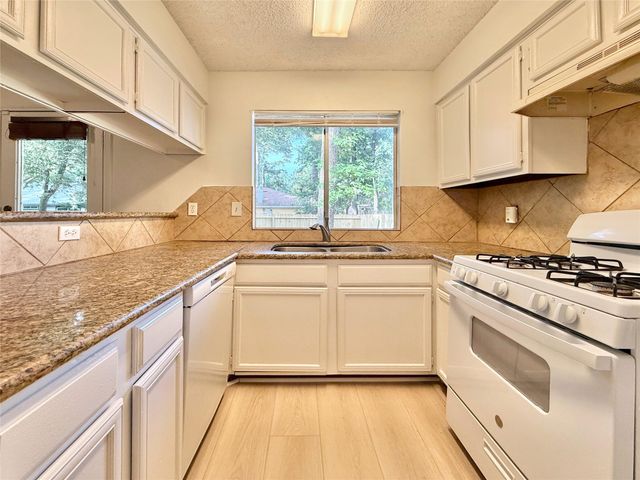 6 Maywind Court, The Woodlands, TX 77381