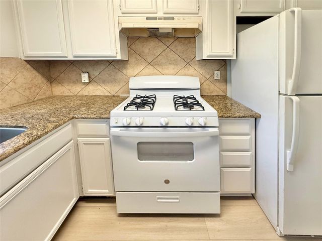 6 Maywind Court, The Woodlands, TX 77381