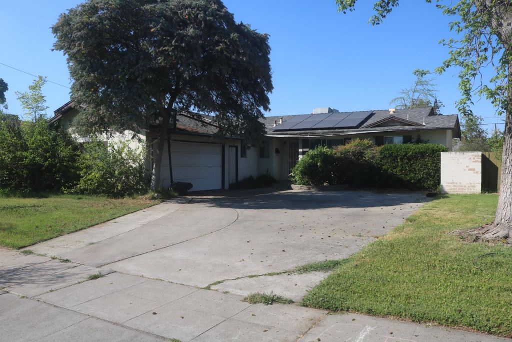 2807 E Garland Avenue, Fresno, CA 93726