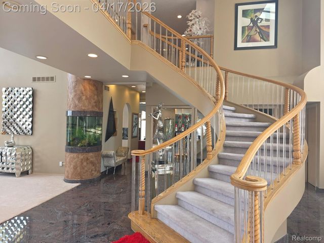 29614 Kenloch Drive, Farmington Hills, MI 48331