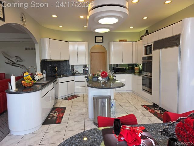 29614 Kenloch Drive, Farmington Hills, MI 48331